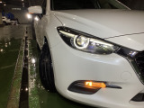 LEDヘッドライト装備!明るい白色光で夜間走行時の高い視認性を確保し、LEDならではの省電力化で低燃費にも貢献しています。