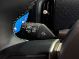 MINIの運転席操作部は、中央に構えるディスプレイが最大の特徴です。航空機を思わせるトグルスイッチなど、直感的で遊び心のあるメカニカルな操作感が、ゴーカートのような走りの高揚感を高めます。
