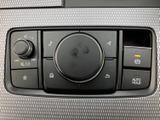 雨天時でも視界を確保するワイパーレバー。操作も簡単で、安心して運転できます。雨の日も快適なドライブをサポートします。