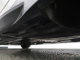 気になる中古車の下廻り。もちろん、納車時には整備スタッフによる点検を実施致しますので安心してご購入いただけます。