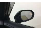 隣車線を走る車両をレーダーで検知し、ドアミラーでは確認しにくい後側方エリアに存在する車両に加え、急接近してくる車両も検知します。車両を検知するとドアミラーに搭載されたLEDインジケーターが点灯します。