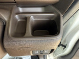 運転席には、手の届きやすい場所にドリンクホルダーと小物収納を装備!