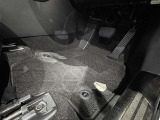 内装工程では、中古車を気持ちよくお乗りいただけるよう清掃しております。シートの洗浄はもちろん、ニオイの元となるフロアカーペットまで洗浄・消臭を実施。