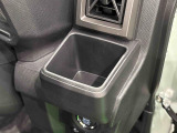 運転席埋め込み式カップホルダー(太ボトル600mm収納可能)