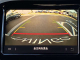 リバースポジションにシフトすると自動的にカメラが作動、画面に後方の視界が映し出される、安心のバックカメラを装備。