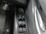 乗員全員が快適に操作できる、全席オート機構付ワンタッチパワーウィンドウがついています。