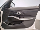 当社BMW認定中古車は全車保証付きでございます。また保証料金や整備費用はお見積書内の諸費用・税金に追加計上する事はございません。認定中古車保証付きのお支払総額でお見積りご依頼の上、他店とお比べください