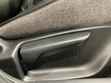 運転席にはドライバーの体型や好みに応じて前後方向だけでなく、高さの調整ができるシートリフターを装備!