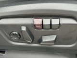 運転席メモリー付きフロント電動シート装備。