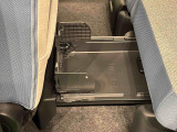 中敷きを立ち上げれば、倒れやすい荷物も安定して積める置きラクボックスが標準装備