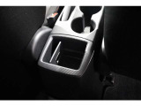 センターコンソールのドリンクホルダー。運転席城主席から使いやすい位置に配置されています!