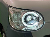 対象物が見やすく白く明るい光で夜間走行をサポートするLEDヘッドランプを搭載