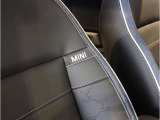 MINIの内装はとにかく『円』に拘ったデザインコンセプトが一目で伝わってきます。これほど円形に拘った車は他に御座いません。伝統のデザイン、トグルスイッチなど遊び心のある内装で御座います。