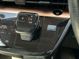 シフトレバーは、まるでスマートフォンを思わせるようなスタイリッシュなデザインが目を引き、車内の雰囲気をぐっとモダンに演出します。シンプルで分かりやすい配置なので、安心して操作できますよ。