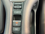 電子パーキングに加えてブレーキホールドシステムを装備しておりますので、信号待ちや踏み切り待ちでもブレーキを踏まずに停止できます!発進する際はアクセルを踏むだけですので渋滞時などはかなり楽ですね!