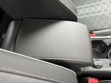 フロントアームレストで街乗りからロングドライブまで快適な運転を。
