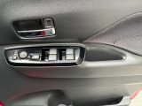 運転席ドアのパワーウインドウ操作スイッチと電格ドアミラーのリモコンスイッチです。狭い駐車場やすれ違い時にドアミラーが遠隔操作で格納できると大変便利です。