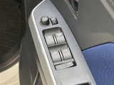 【パワーウィンドウ集中スイッチ】運転席のパワーウィンドスイッチ位置には運転以外の窓の開閉・ロック機能も付いています