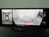 パノラミックビューモニター付きです。車両を上から見たような映像をディスプレイオーディオ画面に表示。運転席からの目視だけでは見にくい、車両周辺の状況をリアルタイムでしっかり確認できます。