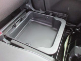 なんと助手席下にはシートアンダーボックス装備!さらに荷物が積めます!