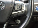 右側ステアリングスイッチ。ステアリングから手を離さずに操作できるので、運転に集中できます。