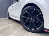 17インチアルミホイール&タイヤ(NISMO専用)。ブラック塗装と切削光沢のシャープなデザインで、スポーティな足元を強調します。