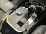 【シフトノブ】BMWの高性能オートマチックは、ATセレクトレバーを左側に倒すことで、通常の「D」から「S」(スポーツ)または「M」(マニュアル)へと切り替えが可能です。