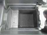 ひじ掛けの下には小物入れとなっており、USBがあります!