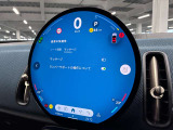 デジタルスピードメーター、航空機のコックピット操作箇所と同じ配色で目が疲れにくいように設計されてます。