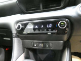 シートヒーターが運転席だけでなく助手席側にも付いています 運転者と別のスイッチなので、助手席側だけ温めることもできます 助手席の方にも優しく嬉しい装備です