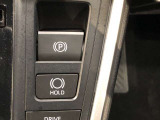 HOLD機能付きの電動パーキングブレーキ。HOLD機能を使用すると、信号待ちなどでフットブレーキから足を放しても、車は動かずそのまま停車してくれます。ドライブなど足が疲れた時には便利な機能です。