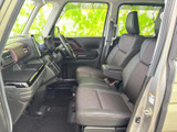 運転席周りは、機能性と使いやすさを追求した設計です。必要な情報を一目で確認でき、スムーズな操作をサポートします。