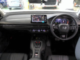 ドライバーを包み込むように、ディスプレーやスイッチ、コンソールを配置。座った瞬間から運転への期待が。空間そのものの心地よさにこだわっています。