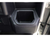 ハンドルの右側にドリンクホルダーがございます!手に取りやすい位置にありますので運転中の水分補給もラクラクです♪