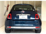 真ん中に輝く「FIAT」のエンブレムが、イタリアからやってきた特別なクルマであることを物語っています。