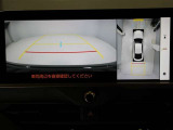 パノラミックビューモニターを装備。駐車場や交差点でクルマを真上から見るように周囲を確認できます。機能の詳細は販売店スタッフまでおたずねください。