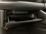 グローブボックスには車検証や取扱説明書を入れていても余裕のある広さです