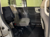 後席をはね上げれば、「もうひとつの荷室」が生まれます。