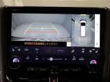 パノラミックビューモニターを装備。駐車場や交差点でクルマを真上から見るように周囲を確認できます。機能の詳細は販売店スタッフまでおたずねください。