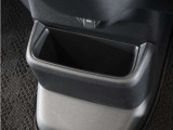 ◆センターロアボックス◆インパネ中央の下部には、ごみ箱としても使用する事ができるセンターロアボックスを装備しております。