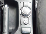 運転席に座ったまま手元でナビや音量を直感的に操作できる設計です。視線移動を抑えて画面切替やメニュー選択が行えるため、走行中の前方確認に集中しやすく、日常のドライブでの使い勝手を高めてくれます。