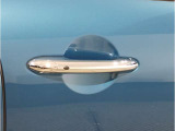 【スマートキー】車両のキーをカバンやポケットに入れたまま、お車の開閉が可能で御座います。お車の前に立ってキーを探す必要が御座いません。