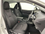 シックな色使いの運転席周りですね。すっきりとしたデザインで上品な色使いです。居心地の良い運転席、長く座ってられるリラックスできるデザインがいいですね。