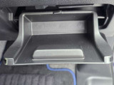 ハンドル右下に配置された開閉式の小型ポケットです。駐車券や小銭などのカード類をスマートに収納できます。