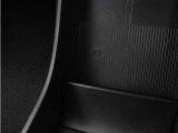 【ワイヤレス・スマートフォン・チャージ】前席のスマートフォン用ストレージには、ワイヤレス充電器が内蔵されています。