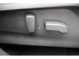 運転席パワーシート 電動シート採用で細かい微調整ができ、ドライビングポジションにしっかり合わせることで疲労軽減や事故防止につながります♪♪