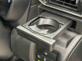 プッシュ式オートオープンカップホルダーを運転席に装備