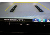 バックをするとき自動でリアの様子が映る『リアカメラ』付き!ナビ画面で確認しながらバックができ、ガイドラインで距離感がつかめるので後ろの壁も安心ですね。でも、周りへの目視も忘れないでくださいね!