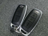 インテリジェントキー ドアロックの開閉やエンジンスタートの操作もボタンひとつでOKなんです。お買い物で、両手が塞がっている時もキーをポケットに入れていればボタン一つでドアロックを開閉出来ますよ!