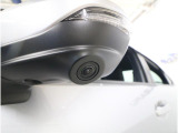 左右のドアミラーに搭載したカメラが車両周辺の死角をカバーし、見えにくい前方エリアを11.6インチディスプレイに表示。狭い道での安心感を高め、ドライバーの視界をしっかりサポートします。
